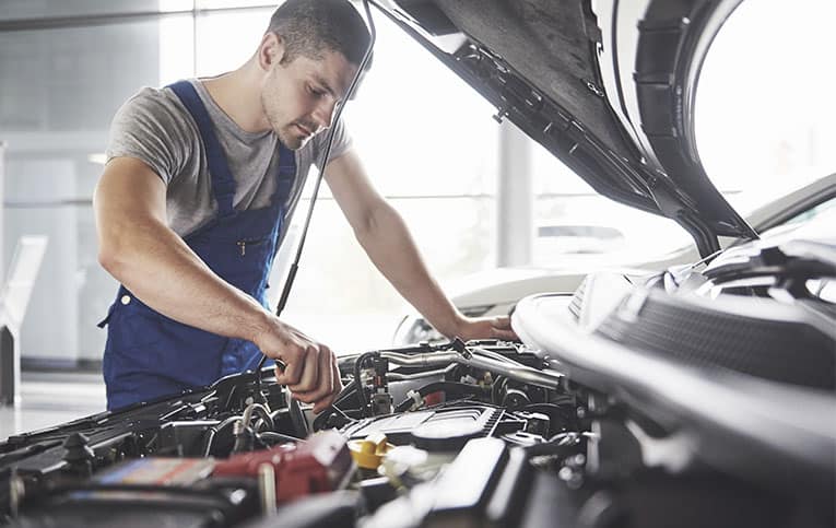 mecânico conferindo motor do carro representando as dicas de manutenção automotiva