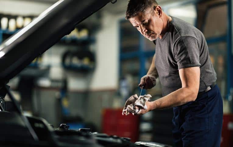 Saiba tudo sobre o óleo do motor de seu carro - Carros e motos