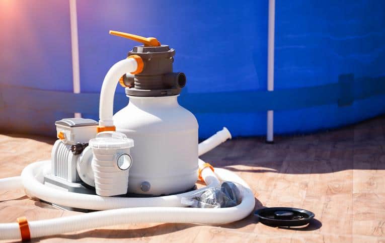 um dos tipos de bomba d'água próximo a piscina inflável