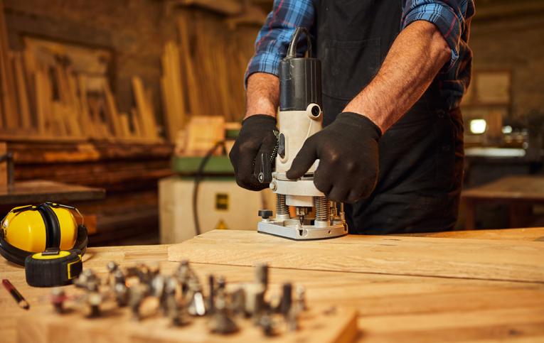 homem manuseando aparelho sobre superfície de madeira representando como usar tupia