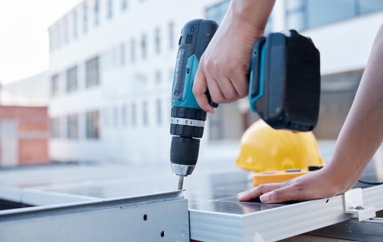 homem montando móvel usando um dos tipos de martelete