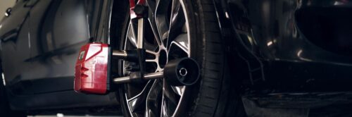 pneu de carro suspenso demonstrando como faz alinhamento e balanceamento de carro