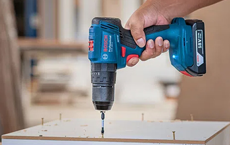 profissional usando melhor parafusadeira bosch em superfície de madeira na horizontal