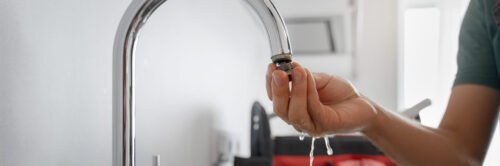 Profissional ensinando como aumentar a pressão da água na torneira