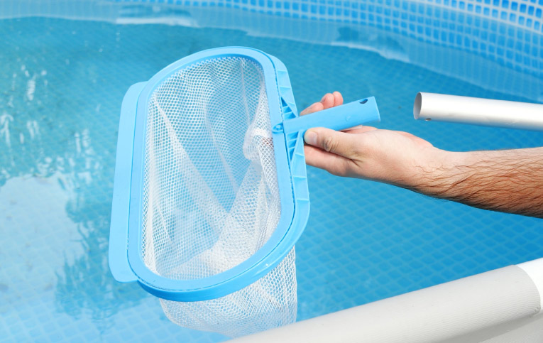 Pessoa mostrando como limpar piscina de plástico