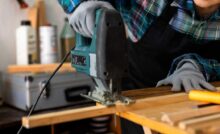 Profissional usando serra tico-tico