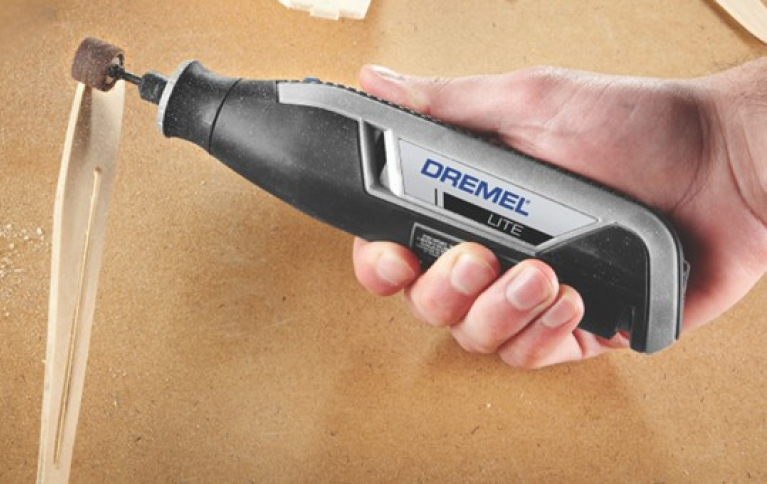 retificadeira Dremel em uso