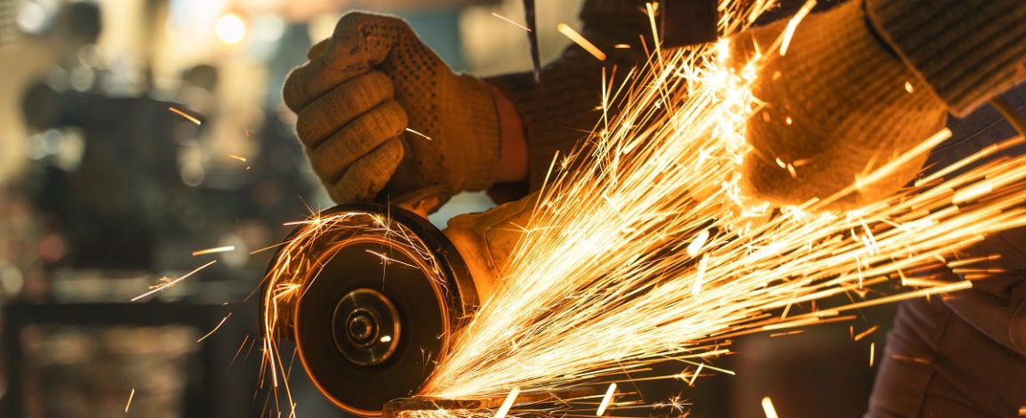 Manutenção da esmerilhadeira profissional com uso correto de EPI durante corte em metal